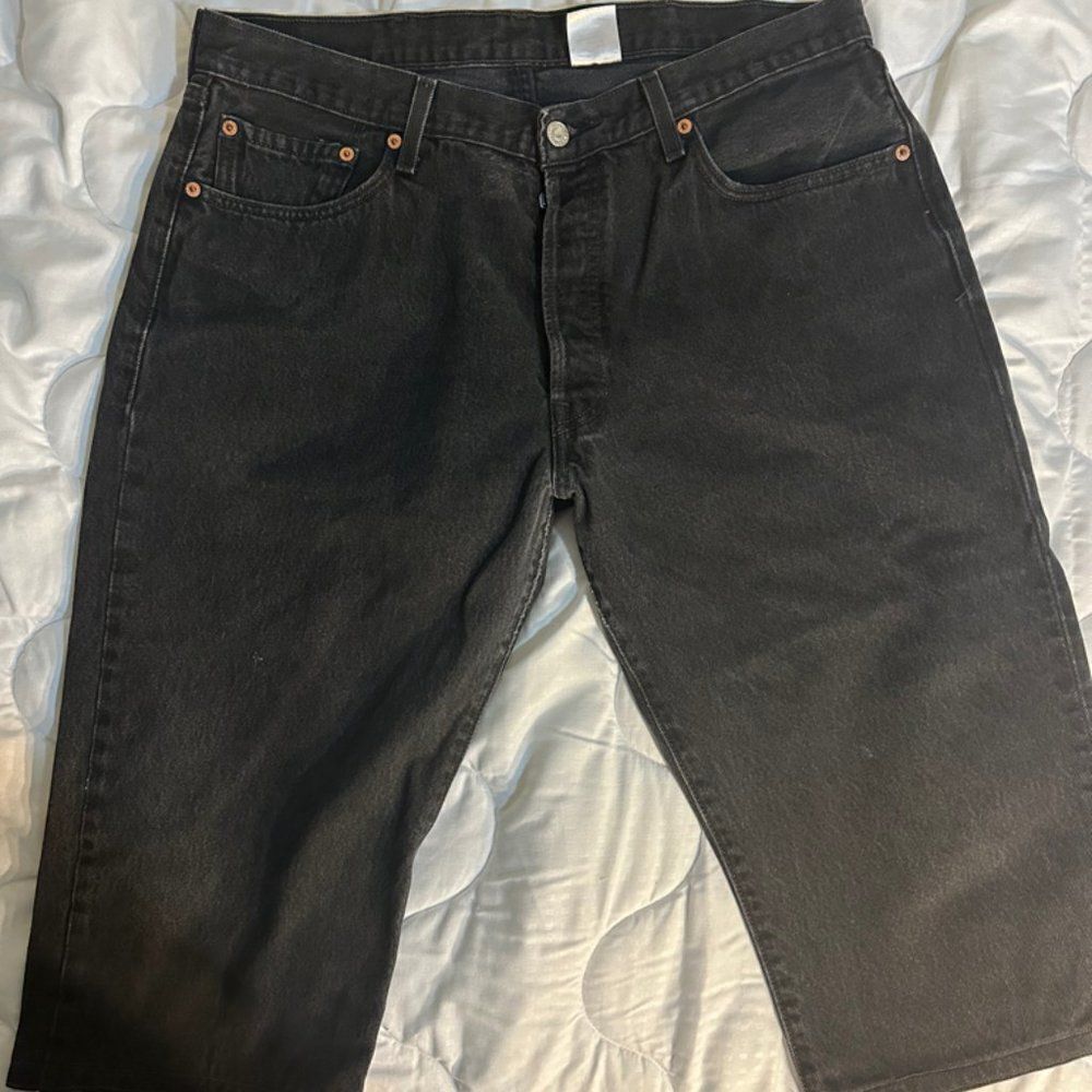 Levis black 501 Shorts for men Waist :38, Inseam 17 inches